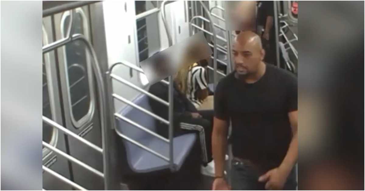 ট্রেনে সিগারেট সেবন করছিলেন অভিযুক্ত। ভুক্তভোগী তাকে সিগারেটটি নিভিয়ে ফেলতে বলেন। ছবি: আইউইটনেস নিউজ